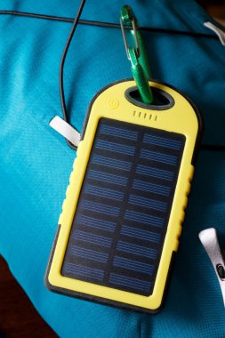 Doğa gezileri için taşınabilir güneş pili.