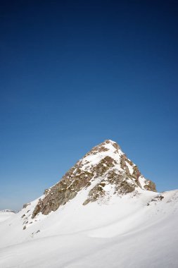 Pireneler 'de Keşişler Tepesi, Fransa' da Aspe Vadisi