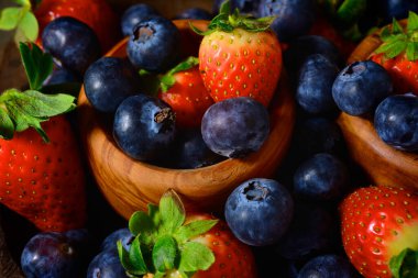 Tahta kaselerde çilek ve yaban mersini..