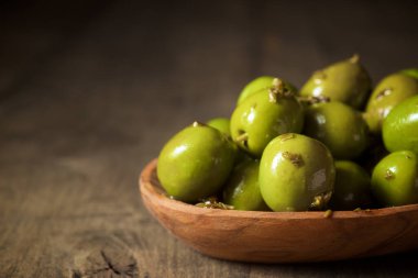 Tahta tabakta tipik İspanyol zeytinleri.