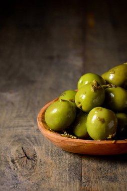 Tahta tabakta tipik İspanyol zeytinleri.