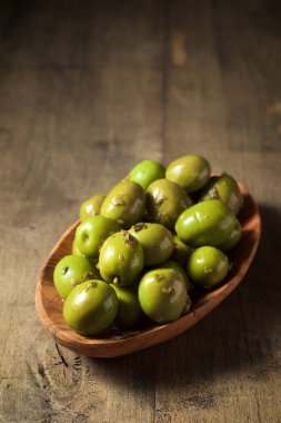 Tahta tabakta tipik İspanyol zeytinleri.