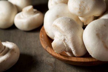 Tahta masadaki mantarlar..