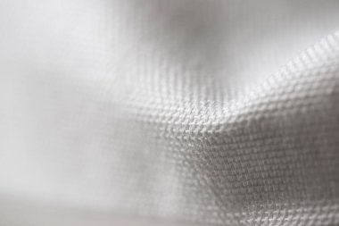 Beyaz renkli bir kumaşa yakın çekim.