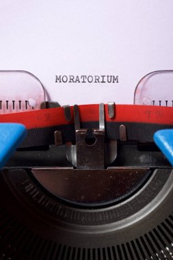 Daktiloyla yazılmış Moratorium sözcüğü.