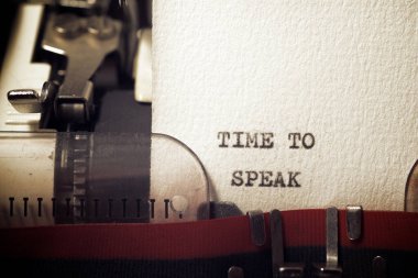 Daktiloyla yazılmış cümleyi söyleme zamanı.