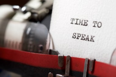 Daktiloyla yazılmış cümleyi söyleme zamanı.