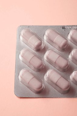 Su toplamış tıbbi ilaçların görüntüsü..