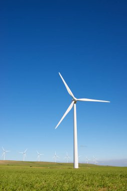 Elektrik üretimi için rüzgar türbinleri, Zaragoza ili, İspanya Aragon.