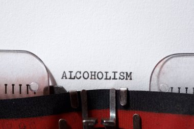 Daktiloyla yazılmış alkolizm kelimesi.