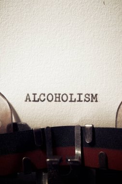 Daktiloyla yazılmış alkolizm kelimesi.