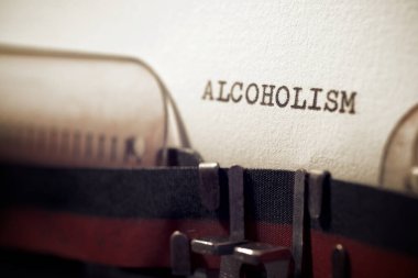 Daktiloyla yazılmış alkolizm kelimesi.