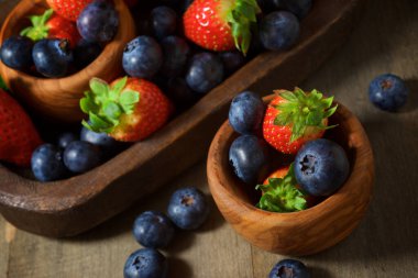 Tahta kaselerde çilek ve yaban mersini..