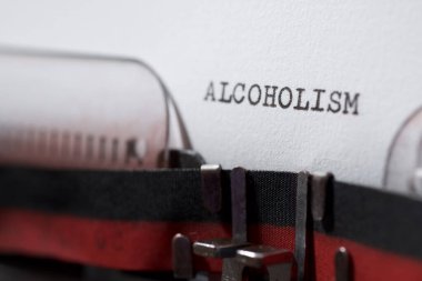 Daktiloyla yazılmış alkolizm kelimesi.