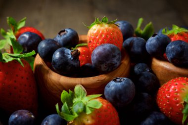 Tahta kaselerde çilek ve yaban mersini..