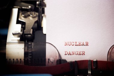 Nükleer tehlike cümlesi bir daktilo ile yazıldı.