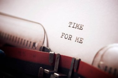 Daktiloyla yazılmış cümlem için zaman.