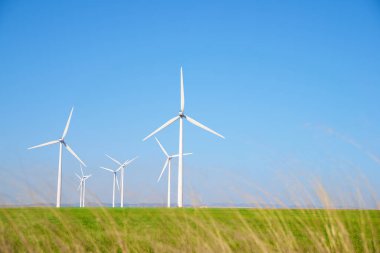 Elektrik üretimi için rüzgar türbinleri, Zaragoza ili, İspanya Aragon.