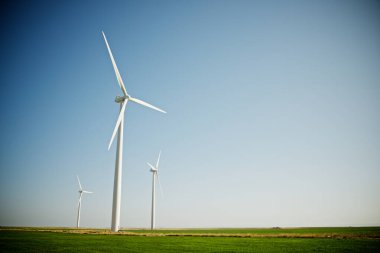 Elektrik üretimi için rüzgar türbinleri, Zaragoza ili, İspanya Aragon.