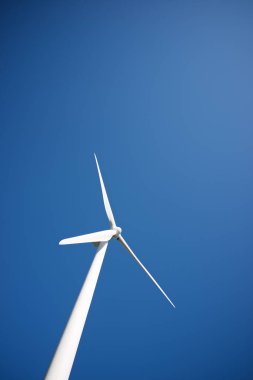 Elektrik üretimi için rüzgar türbini, Zaragoza ili, İspanya Aragon.