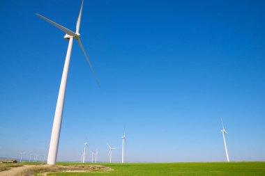 Elektrik üretimi için rüzgar türbinleri, Zaragoza ili, İspanya Aragon.