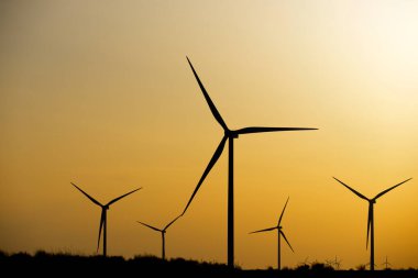 Elektrik üretimi için yel değirmenleri, Zaragoza Eyaleti, İspanya Aragon.