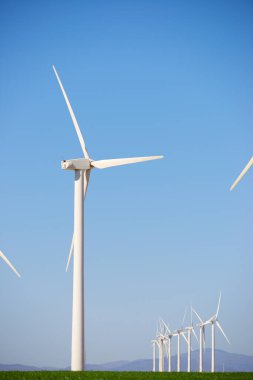 Elektrik üretimi için rüzgar türbinleri, Zaragoza ili, İspanya Aragon.