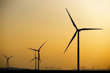 Elektrik üretimi için yel değirmenleri, Zaragoza Eyaleti, İspanya Aragon.