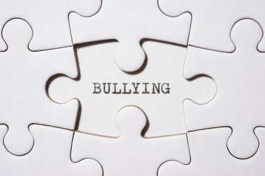 Daktiloyla yazılmış zorbalık kelimesi.