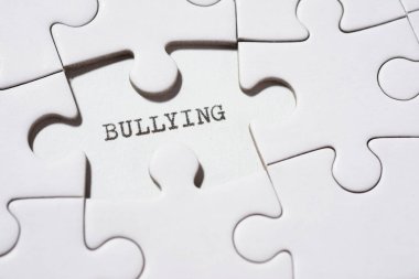 Daktiloyla yazılmış zorbalık kelimesi.