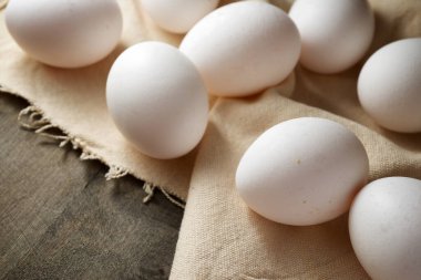 Bulaşık bezine yakın plan yumurta..