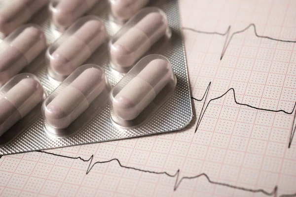 Czołówka Tabletek Blistrze Elektrokardiogramie — Zdjęcie stockowe