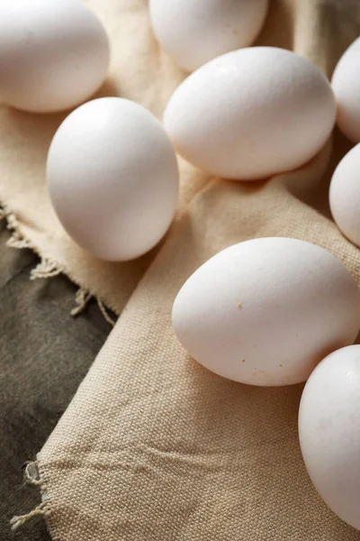 食器棚の上の卵のクローズアップ — ストック写真