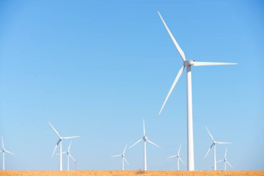 Elektrik üretimi için rüzgar türbinleri, Zaragoza ili, İspanya Aragon.