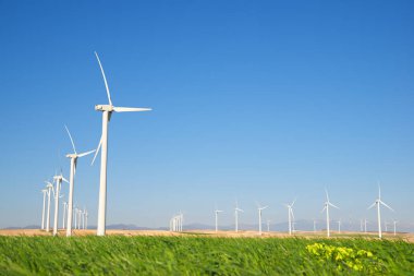 Elektrik üretimi için rüzgar türbinleri, Zaragoza ili, İspanya Aragon.