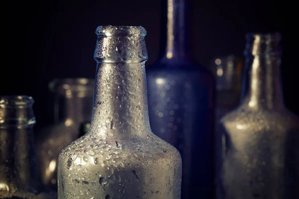 Glasflaschen Auf Einem Tisch — Stockfoto