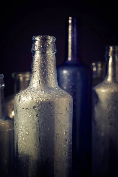 Glasflaschen Auf Einem Tisch — Stockfoto