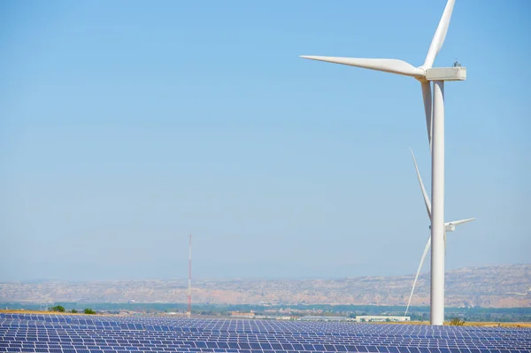 Nombreux Panneaux Solaires Pour Production Électrique Éoliennes Dans Province Saragosse — Photo