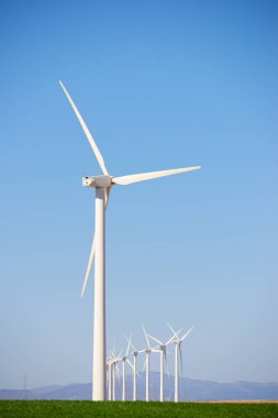 Elektrik üretimi için rüzgar türbinleri, Zaragoza ili, İspanya Aragon.