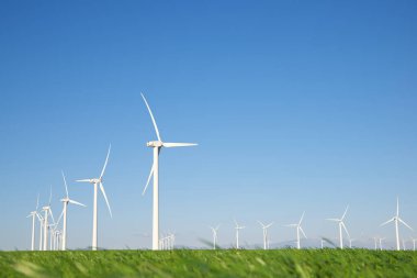 Elektrik üretimi için rüzgar türbinleri, Zaragoza ili, İspanya Aragon.