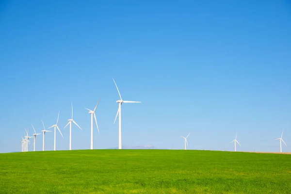スペインのアラゴン州サラゴサ県で再生可能エネルギー発電用風車 — ストック写真