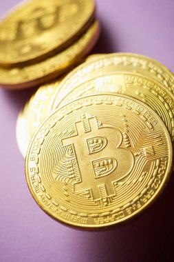 Mor bir masada bitcoinler.