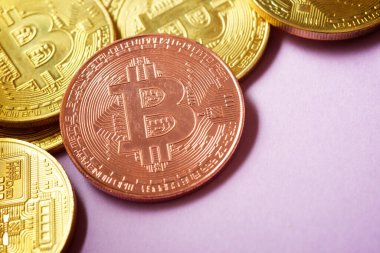 Mor bir masada bitcoinler.