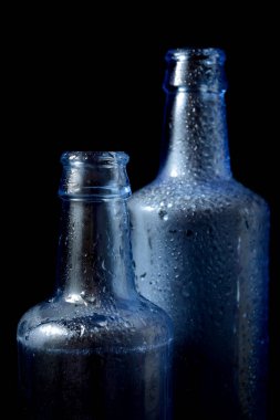 Masadaki cam şişeler..