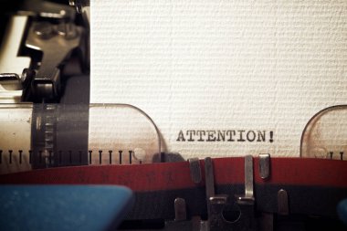 Daktiloyla yazılmış dikkat kelimesi..