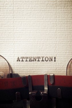 Daktiloyla yazılmış dikkat kelimesi..