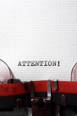 Daktiloyla yazılmış dikkat kelimesi..