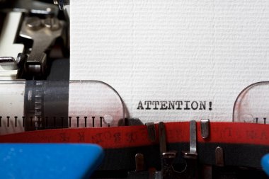 Daktiloyla yazılmış dikkat kelimesi..