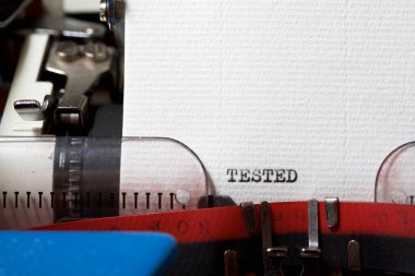 Kelime bir daktiloyla test edildi.