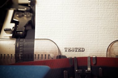 Kelime bir daktiloyla test edildi.